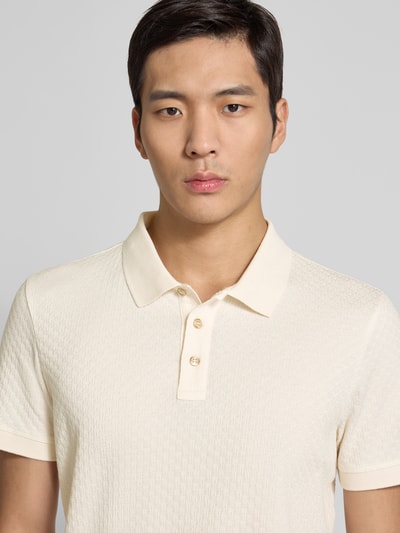 Männermodel trägt Poloshirt mit kurzer Knopfleiste Modell 'Roni' von JOOP! Collection, Reine Baumwolle, Regular-Fit, Nahaufnahme Oberkörper.