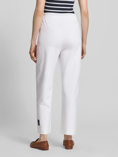 Frauenmodel trägt Hose mit aufgesetzten Taschen und elastischem Bund von Marc Cain in Weiß, Baumwoll-Mix, Relaxed Fit, Ganzkörperansicht Rückansicht.