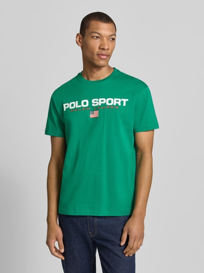 Männermodel trägt Relaxed Fit T-Shirt aus reiner Baumwolle von Polo Ralph Lauren, Optik: Unifarben, Label-Print, Ganzkörperansicht von vorne.