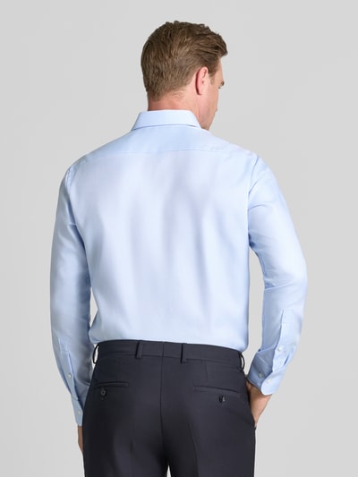 Männermodel trägt Regular Fit Business-Hemd mit Haifischkragen von Christian Berg Men, Hellblau, Unifarbenes-Design, Reine Baumwolle, Feintwill, Two-Ply Qualität, Rückenlänge 78 cm, Schulterbreite 49 cm, Ärmellänge 66 cm, Ganzkörperansicht Rückansicht.