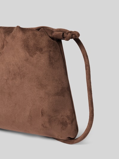 Produktfoto, Pouch Bag mit Stretch-Anteil Modell 'VUEDE' von b.young z elastycznej mieszanki materiałów, brązowa faktura, główna przegroda z zapięciem na magnes, przegródka wewnętrzna, szerokość w rozmiarze 1: 28 cm, długość w rozmiarze 1: 22 cm, głębokość w rozmiarze 1: 3 cm, długość paska na ramię w rozmiarze 1: 120 cm
