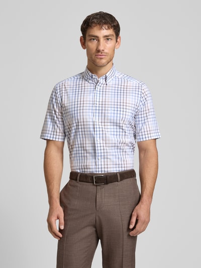 Männermodel trägt Regular Fit Business-Hemd mit Button-Down-Kragen von OLYMP, Reine Baumwolle, kariert, 1/2-Arm, Ganzkörperansicht von vorne. Rückenlänge bei Größe 40: 80 cm, Schulterbreite 45 cm, Ärmellänge 28 cm.