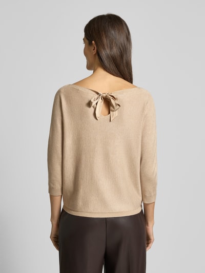 Kobiece modelka nosi Strickpullover aus Viskose-Mix mit rückseitiger Schnürung od comma, beżowy, regular fit, rękaw 3/4, widok całej sylwetki z tyłu.