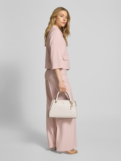 Frauenmodel trägt Handtasche mit Logo-Muster Modell 'ECO NOELLE II' von Guess, Label-Applikation, Tragehenkel, Schulterriemen, Hauptfach mit Reißverschluss, Breite 26 cm, Länge 2 cm, Tiefe 12 cm, Länge Schulterriemen 123 cm, Ganzkörperansicht Rückansicht.