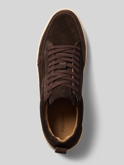 Produktfoto, brązowe sneakersy z naturalnej skóry Model "IVAR-102" od PS Poelman, zaokrąglony krój, fakturowana podeszwa, wiązanie, wysokość obcasa w rozmiarze 44: 3 cm, wysokość cholewki w rozmiarze 44: 8 cm, szerokość cholewki w rozmiarze 44: 8 cm