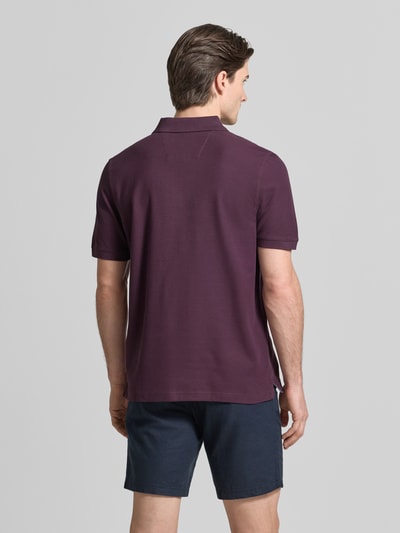 Männermodel trägt Regular Fit Poloshirt mit Logo-Stitching von Fynch-Hatton, Reine Baumwolle, Polokragen, Kurzärmelig, Rückenlänge 70 cm, Ganzkörperansicht Rückansicht.