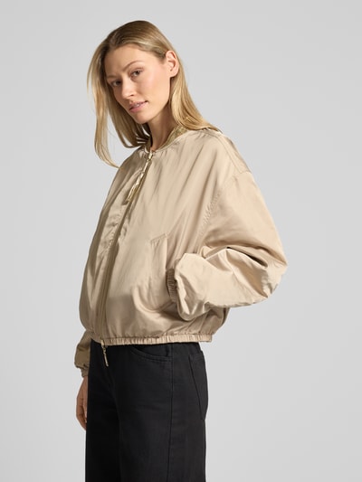 Modelka nosi Jacke im Metallic-Look Modell 'SAMMY' od Beaumont Amsterdam, krój regular fit, beżowy połysk, długość pleców w rozmiarze 36: 53 cm, szerokość ramion w rozmiarze 36: 54 cm, szerokość w rozmiarze 36: 50 cm, długość rękawa w rozmiarze 36: 55 cm, widok całej sylwetki z przodu