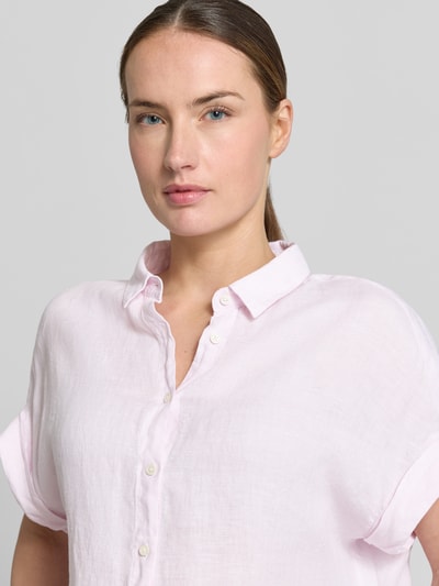 Frauenmodel trägt Leinenbluse mit Knopfleiste Modell 'DOLLY' von 0039 Italy, zartrosa, reine Leinenstruktur, Nahaufnahme Oberkörper.