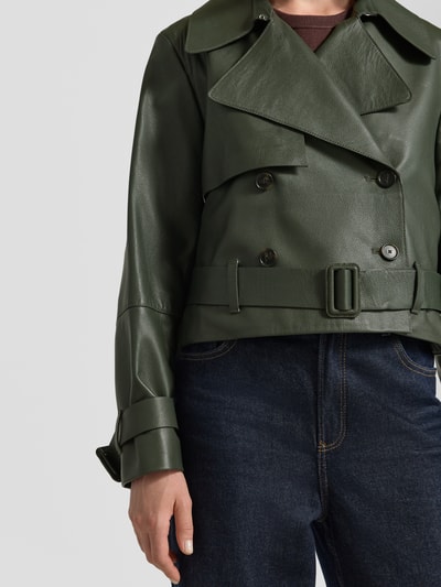 Frauenmodel trägt Regular Fit Lederjacke aus echtem Lammleder Modell 'Satela1' von BOSS, dunkelgrün, strukturierte Textur, Damen Lederjacke von BOSS, Nahaufnahme Oberkörper