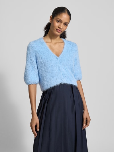Modelka nosi Regular Fit Jacke in Strick-Optik od Jake*s Cocktail, jasnoniebieski, krój regular fit, dekolt V, zapięcie na guziki, długość pleców w rozmiarze 36: 47 cm, widok całej sylwetki z przodu.