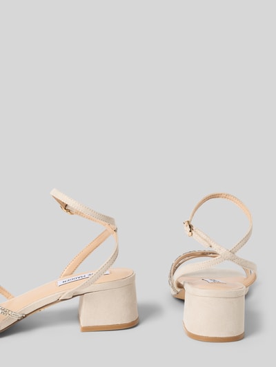 Produktfoto, Sandaletten mit Strasssteinbesatz Modell 'Gabby' von Steve Madden, beżowe kolory, zaokrąglony kształt, błyszczące detale, gładka podeszwa, pasek z klamrą, obcas 5 cm, szerokość cholewki 6 cm.