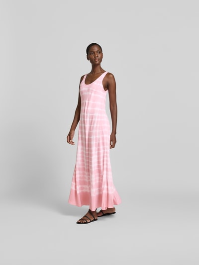 Frauenmodel trägt Midikleid aus reiner Viskose von Juvia in Rosa mit weißem Muster, Regular-Fit, Rundhalsausschnitt, Ärmelloses-Design, Rückenausschnitt, Gesamtlänge 125 cm bei Größe S, Brustweite und Taillenweite je 38 cm, Ganzkörperansicht von vorne.