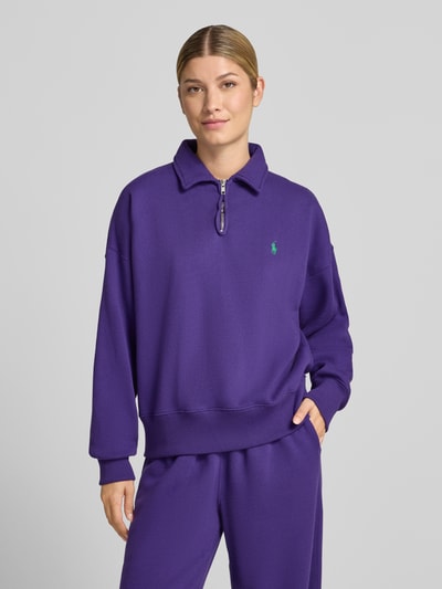 Kobieta modelka nosi Regular Fit Pullover aus Baumwoll-Mix von Polo Ralph Lauren w intensywnym fioletowym kolorze, gładka faktura, widok z przodu, sweter damski.