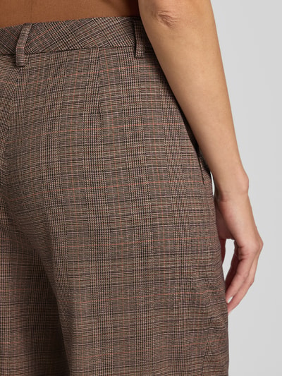 Frauenmodel trägt Straight Fit Chino mit Allover-Muster Modell 'MILARA' von Raffaello Rossi, feines Karomuster in Braun, Nahaufnahme Hüfte, Damen Chino von Raffaello Rossi.