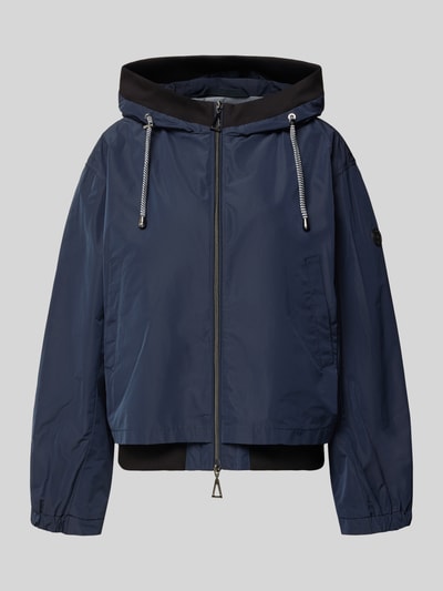 Produktfoto, granatowa Jacke mit Zweiwege-Reißverschluss von Gil Bret, relaxed fit, kaptur z troczkiem, kieszenie boczne, długość tyłu 59 cm, szerokość ramion 52 cm, szerokość klatki piersiowej 57 cm, długość rękawa 57 cm, gładka struktura