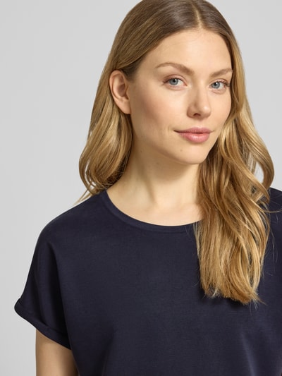 Frauenmodel trägt T-Shirt mit Viskosen-Anteil von Christian Berg Woman, dunkelblau, Viskose-Mix, Rundhalsausschnitt, Nahaufnahme Oberkörper.