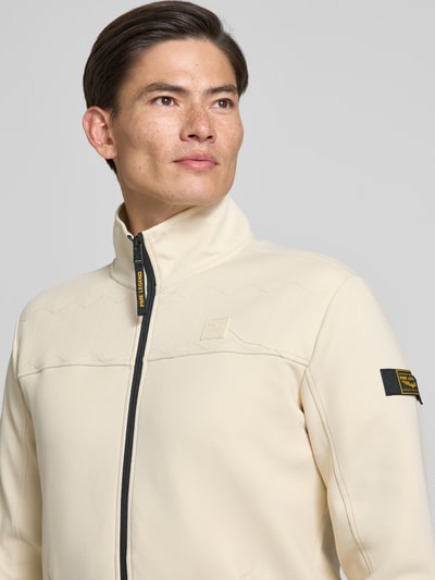 Männermodel trägt Sweatjacke mit Label-Patches und Stehkragen von PME Legend, beige, Reißverschluss, Nahaufnahme Oberkörper, Baumwoll-Mix mit Stretch-Anteil, KI-modifiziertes Bild