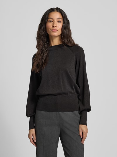 Frauenmodel trägt Strickpullover aus Viskose-Mix Modell 'MOBBE' von B.Young, Regular-Fit, Stehkragen, graue Hose, Ganzkörperansicht von vorne.
