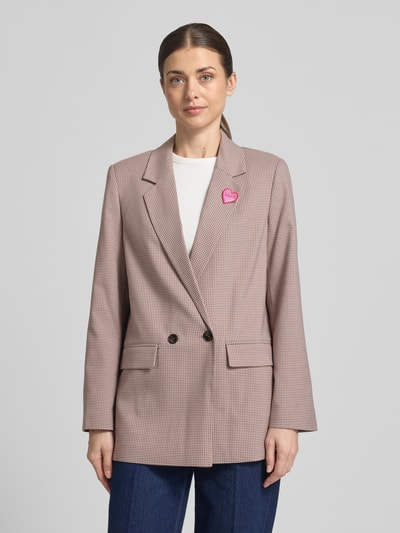 Vrouwenmodel draagt Relaxed Fit Longblazer met viscose-aandeel van Tom Tailor Denim in two tone uni met houndstooth, label stitching en hart-applicatie, reverskraag, 2-knoopsluiting, lange mouw, rechte zoom, klepzakken en twillstructuur, voorkant bovenlichaam close-up.