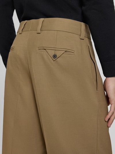 Mężczyzna nosi Regular Fit Anzug mit Viskose-Anteil Modell 'Karlo-Flips251' von HUGO, garnitur męski, beżowy, detal tylnej części spodni, Nahaufnahme tylnej części ciała.