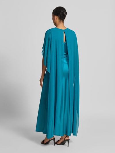 Frauenmodel trägt Abendkleid aus Satin mit fixiertem Schal von Rinascimento in Maxilänge, glänzend türkis, Rückenansicht, Ganzkörperansicht.