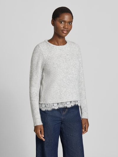 Vrouwenmodel draagt Regular Fit Pullover mit Woll-Mohair-Anteil van Christian Berg Woman Selection, lichtgrijs, met pailletten en kant, tricotlook, Materiaalmix, met lange mouwen, Ruglengte maat S 47 cm, Mouwlengte maat S 67 cm, Ganzkörperansicht van voren.
