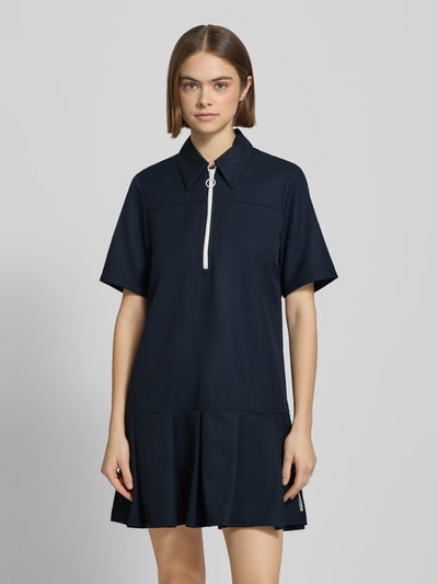 Frauenmodel trägt Körpernahes Polokleid mit Viskose-Anteil von Marc O'Polo Denim, Optik: Unifarben, Passform: Körpernah, Mini-Länge, Label-Stitching-Applikation, Abnäher, Reißverschluss, Ärmelform: Kurzarm, Materialverarbeitung: Twill, Ganzkörperansicht von vorne.