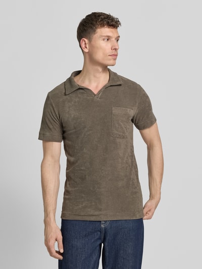 Mannelijk model draagt Relaxed Fit Poloshirt met V-hals van Lindbergh, katoenmix, badstof, borstzak, ruglengte maat M 76 cm, vooraanzicht bovenlichaam