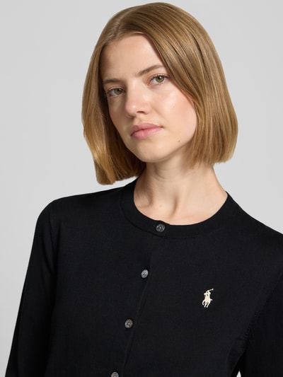 Modelka kobieca nosi Slim Fit Strickjacke aus Baumwoll-Mix von Polo Ralph Lauren w kolorze czarnym, gładka tekstura, detailaufnahme górnej części tułowia.