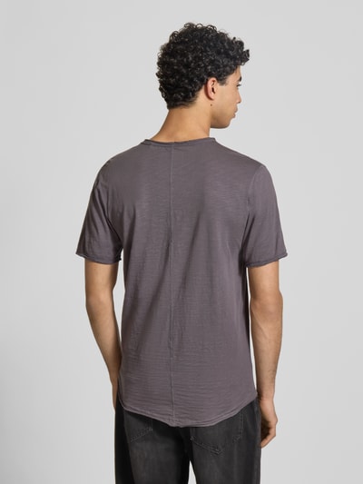 Männermodel trägt Regular Fit T-Shirt aus reiner Baumwolle Modell 'Benne' von Only & Sons in Melange, Ganzkörperansicht Rückansicht. Optik: unifarben, Material: Jersey.