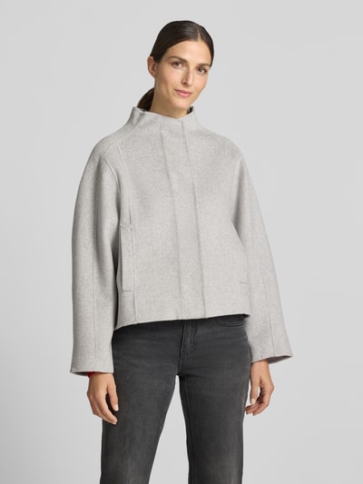 Frauenmodel trägt grauen Loose Fit Blouson aus Woll-Mix Modell 'Hatura' von OPUS, Damen Bomberjacke, Ganzkörperansicht von vorne.