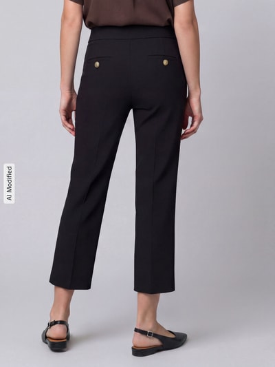Vrouwenmodel draagt zwarte regular fit wijdte broek met viscose, model 'ALARA' van SEDUCTIVE, Dames, full body achteraanzicht.