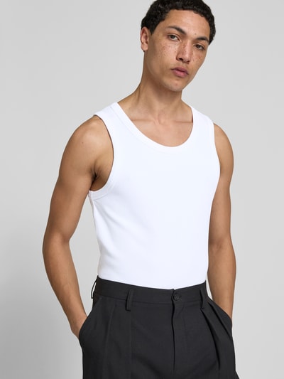 Männermodel trägt Slim Fit Top mit Rundhalsausschnitt von WON HUNDRED in Weiß, Baumwoll-Mix, strukturierte Oberfläche, Nahaufnahme Oberkörper.