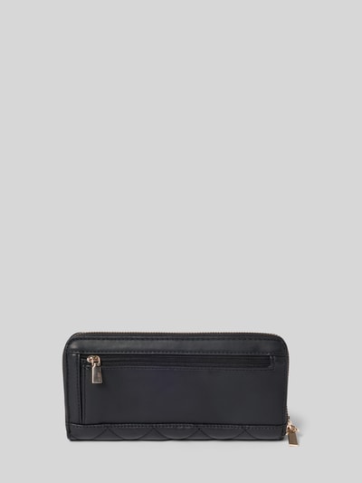 Produktfoto, schwarzes Portemonnaie mit Steppnähten Modell 'JULIET' von GUESS, sichtbares Label-Detail, goldene Reißverschlüsse, Damen Portemonnaie mit Hauptfach, Münzfach und verschiedenen Kartenfächern auf grauem Hintergrund.