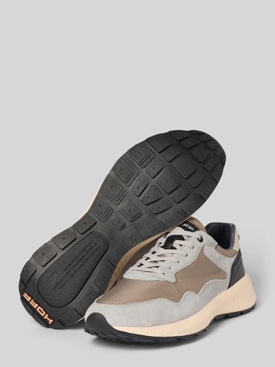 Produktfoto, Sneaker mit Label-Details Modell 'City' von HOFF, abgerundete Form, strukturierte Sohle, neutrale Farben, Leder-Textur.