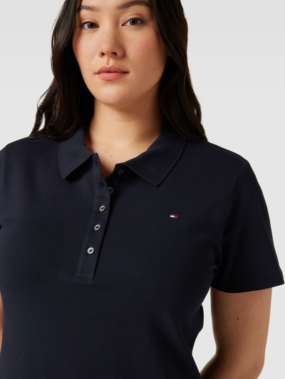 Tommy Hilfiger Curve Sukienka z dżerseju PLUS SIZE z kołnierzykiem polo model ‘1985’ Granatowy 3