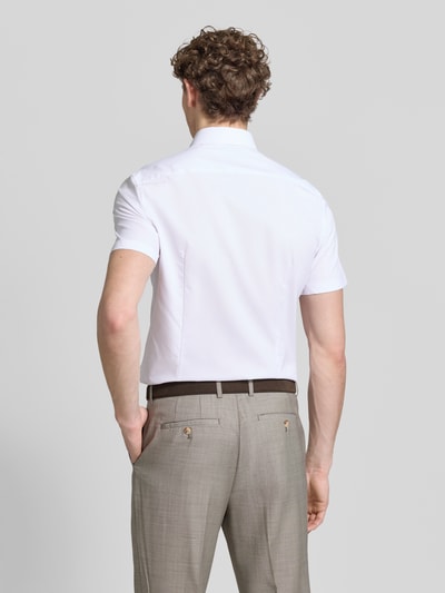 Männermodel trägt Slim Fit Business-Hemd mit Kentkragen von Jake*s, weiß, Elastischer-Material-Mix, Kurzärmelig, Ganzkörperansicht Rückansicht.