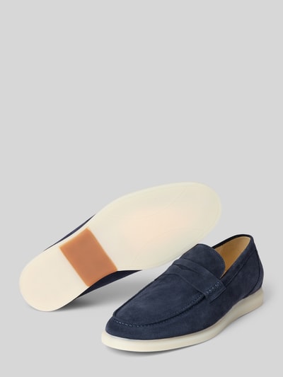 Produktfoto, Loafer aus Leder Modell 'Elia' von Henry Stevens in Dunkelblau, abgerundete Spitze, helle Sohle, glatte Textur, seitliche Ansicht.