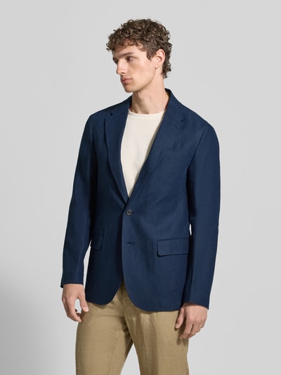 Männermodel trägt Regular Fit Anzugsakko aus reinem Leinen von Polo Ralph Lauren in Dunkelblau, unifarben, Ganzkörperansicht von vorne.
