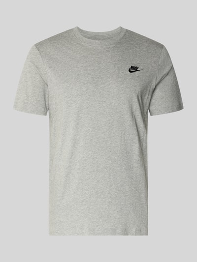 Produktfoto, T-Shirt mit Label-Stitching von Nike in Hellgrau aus Reine Baumwolle, Regular-Fit, Rundhalsausschnitt, Rückenlänge 73 cm Größe M