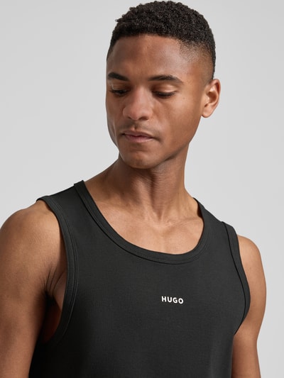 Mannenmodel draagt Slim Fit Tank Top uit katoenmix model 'DAPOTA' van HUGO, look: effen, labelapplicatie, fijnrib, ronde hals, Nahaufnahme Oberkörper.