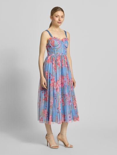 Frauenmodel trägt Cocktailkleid aus Tüll von LACE & BEADS, A-Linie, Midikleid, Corsagenkleid, florales Muster, Rückenlänge 101 cm, Brustweite 41 cm, Ganzkörperansicht von vorne.
