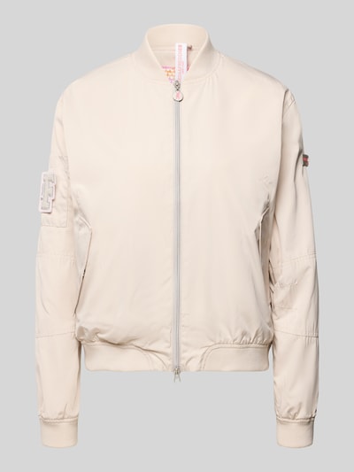 Produktfoto, Cremefarbene Bomberjacke mit Label-Patches Modell 'BROOKLYN NEO' von Frieda & Freddies, Gerader-Schnitt, Stehkragen, Zweiwege-Reißverschluss, Gerippte-Abschlüsse, Seitliche Pattentaschen mit Druckknopfverschluss, glatte strukturierte Oberfläche, Rückenlänge 49 cm, Schulterbreite 42 cm, Brustweite 55 cm, Ärmellänge 63 cm, Größe 36.