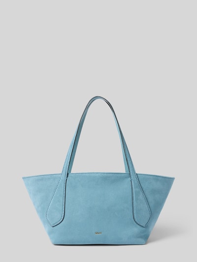 Produktfoto, hellblaue Handtasche in Flecht-Optik Modell 'Carina' von Abro mit Reißverschluss und abnehmbarem Schulterriemen auf grauem Hintergrund. Breite 47 cm, Länge 24 cm, Tiefe 15 cm, Schulterriemen 58 cm.