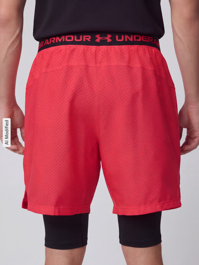 Männermodel trägt Relaxed Fit Sportshorts im Double-Layer-Look von Under Armour in Rot, schwarze Details, Herren Sportshorts, Ganzkörperansicht Rückansicht, KI-modifiziertes Bild.