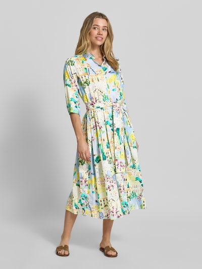 Frauenmodel trägt Hemdblusenkleid mit Bindegürtel und Knopfleiste von Milano Italy, Reine Baumwolle, Taillierter Schnitt, Midikleid, Hemdblusenkragen, bunter Print, Ganzkörperansicht von vorne.