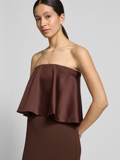 Frauenmodel trägt Slim Fit Maxikleid mit Satin-Besatz von Rinascimento in Braun, schulterfreies Design, Nahtreißverschluss, Nahaufnahme Oberkörper.