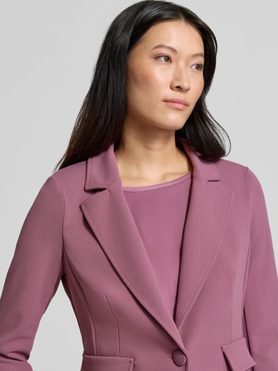 Vrouwenmodel draagt Blazer met Reverskraag van Rinascimento in mauve, elastische materiaalmix, getailleerde pasvorm, klepzakken, knoopsluiting, ruglengte bij maat S 63 cm, Nahaufnahme Oberkörper