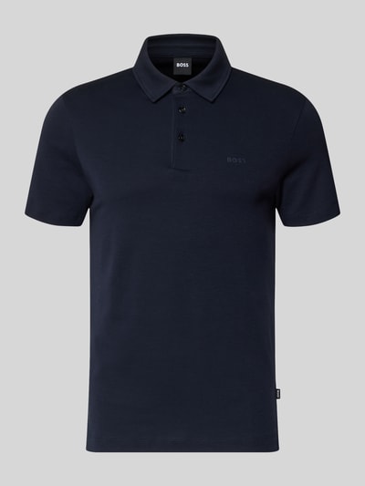 Produktfoto, Poloshirt mit Brand-Schriftzug von BOSS für Herren, Regular-Fit, reine Baumwolle, tonaler Brand-Schriftzug, Polokragen, kurze Knopfleiste, Modell mit kurzen Ärmeln, Rückenlänge bei Größe M 75 cm, dunkelblauer Farbton, glatte Oberfläche