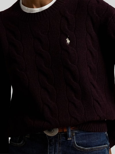 Frauenmodel trägt Regular Fit Strickpullover aus Woll-Kaschmir-Mix von Polo Ralph Lauren in dunklem Lila mit Zopfmuster, Nahaufnahme Oberkörper, Damen Strickpullover von Polo Ralph Lauren